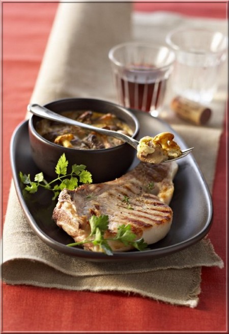 cote_de_porc_et_son_flan_aux_champignons_des_bois_