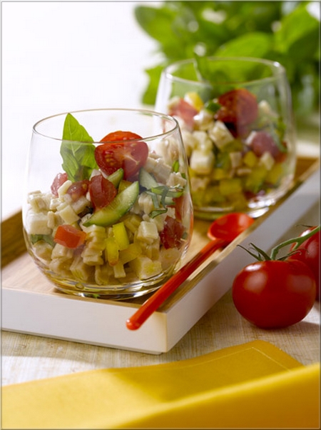 salade_de_crozets_des_de_tomates_poivron_jaune_concombre_feta_basilic_vinaigrette_a_l_huile_d_olive_et_au_citron_
