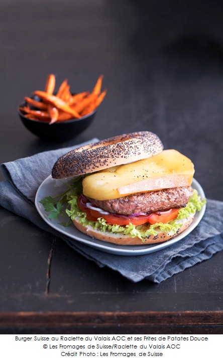 burger_suisse_au_raclette_du_valais_aoc_et_ses_frites_de_patates_douce_