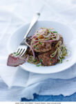 Foie d’agneau poêlé aux épices, salade d’oignon rouge – A Vos Assiettes