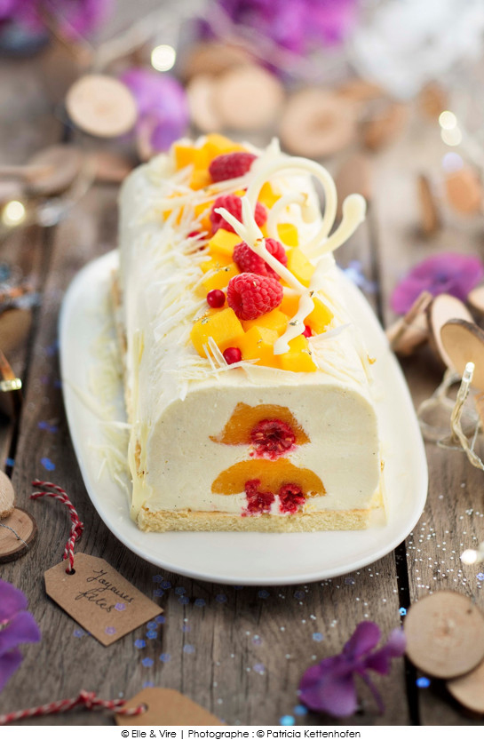 buche_semi_glacee_au_chocolat_blanc_et_cœur_de_fruits