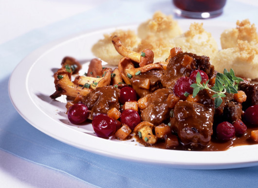 Civet De Chevreuil Aux Us Cranberries Et Aux Girolles A Vos Assiettes Recettes De Cuisine Illustrees
