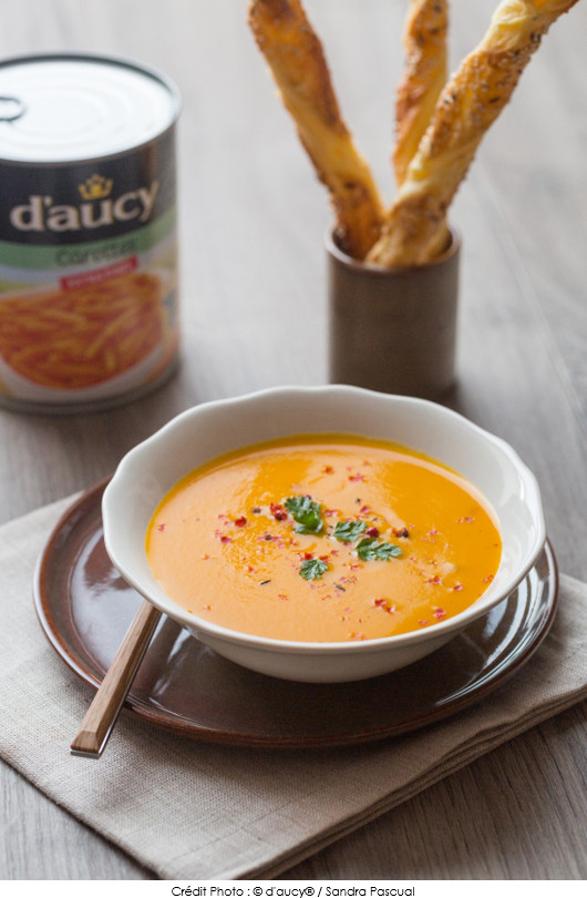 soupe-carottes-et-orange-au-cumin-feuilletés-au-sesame-et-cumin-baies-roses