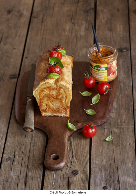 cake-au-parmesan-et-a-la-tartinade-de-legumes-tomate-cerise-roquette-bonneterre