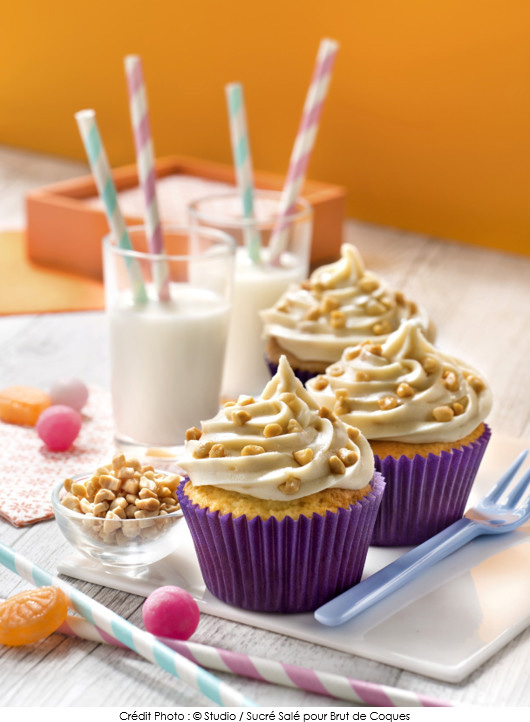 cupcake-vanille-glacage-caramel-aux-eclats-de-cacahuetes-brut-de-coques