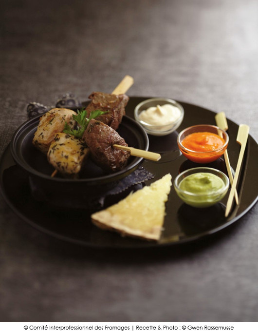 brochette-mixte-boeuf-poulet-sauce-au-cantal-vieux