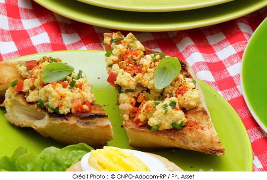 piperade-d-œufs-brouilles-sur-toasts
