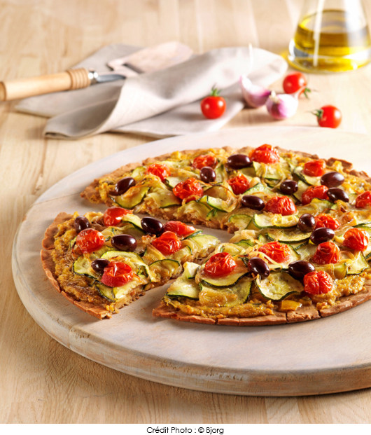 pizza-sans-gluten-aux-courgettes-tomates-et-olives-noires