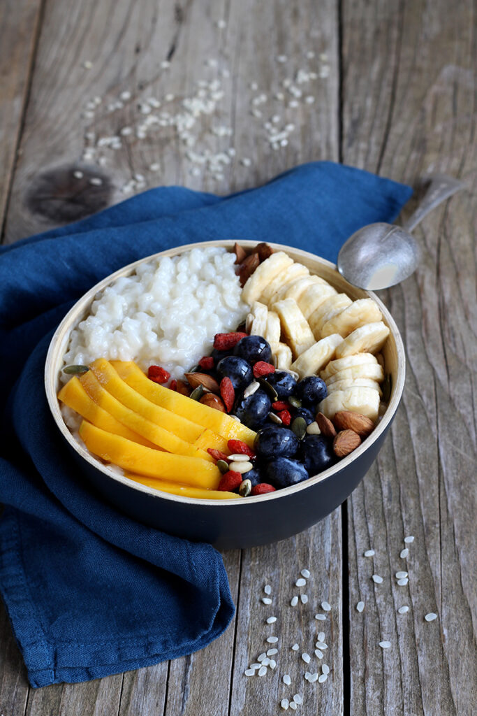 Porridge de riz au lait de coco, bananes, myrtilles et mangue A Vos — free download