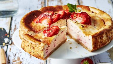 Cheesecake fraises rondes, pistaches graines de pavot