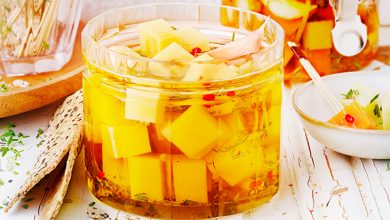 Petits cubes fromage marinés