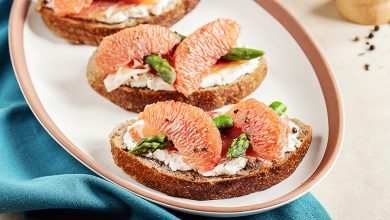 Tartines chèvre frais au pamplemousse de Floride, asperges jambon cru
