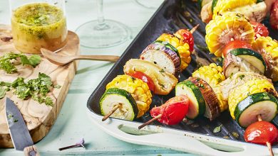 Brochettes légumes d’été vinaigrette herbes et à la bière
