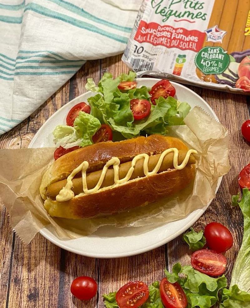 Hot-​dog saucisse fumée légumes du soleil