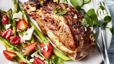 Échine de porc Bio barbecue, asperges vertes rôties feta, fruits rouges