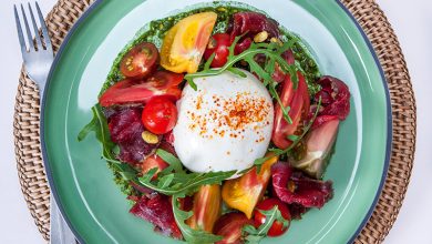 Gravlax de bœuf, tomates burrata, pesto pistache roquette