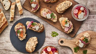 Bruschettas rillettes de poulet Bordeau Chesnel pickles de légumes vinaigrés
