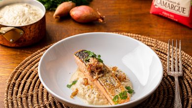 Filet de saumon cuit sur lit de gros sel, crème de topinambour