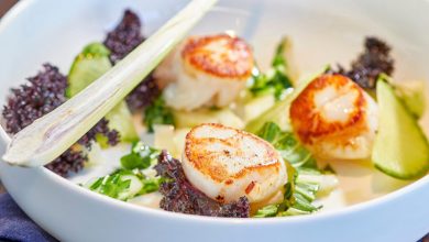 Noix de Saint-Jacques poivre verveine, choux bok choy et kale, jus de crevettes grises citronnelle