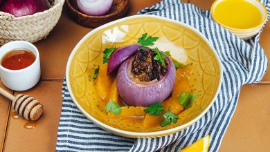 Oignons rouges farcis de chevreau confit à la libanaise