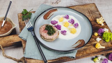 Épaule d’agneau roulée gremolata, sauce mole, crémeux chou-fleur