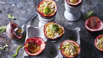 Fruit de la passion à la coque saupoudré de noix de coco