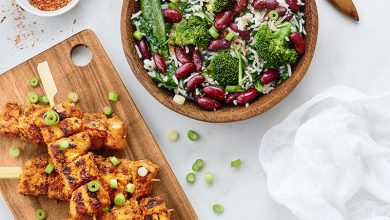 Riz sauté haricots rouges brocolis pousses d’épinard, brochettes de saumon aux épices cajun