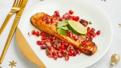 Pavés de saumon laqués au miel bière de Noël, sauce salsa revisitée à la grenade et aux cranberries