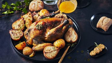 Pintade rôtie aux poires et clémentines, beurre paprika, herbes