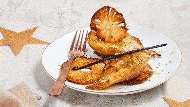 Poires ananas rôtis beurre aux graines de vanille, fleurs d'ananas séchés et citrons