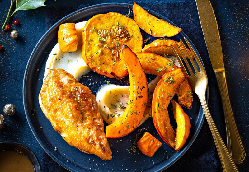 Suprême de volaille sauce au vin jaune, purée de panais et courge rôtie