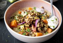 Curry vert de lentilles vertes, champignons de Paris, butternut coriandre
