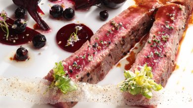 Entrecôte saignante, betteraves acidulées, baies de cassis tuile au poivre
