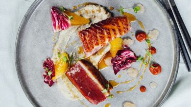 Magret de canard fumé, gel bière, crumble coréen, orange sanguine, radicchio