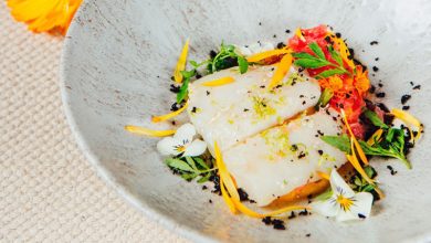 Merlu confit beurre d’agrumes, purée de patate douce citron vert, caviar de pamplemousse, pesto roquette, crumble olives