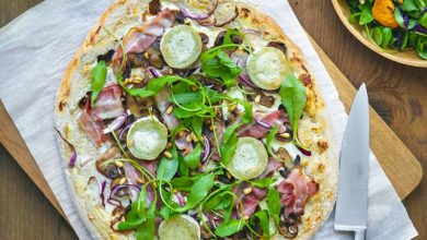 Pizza bûche de chèvre aux herbes de Provence, poitrine fumée, champignons et roquette