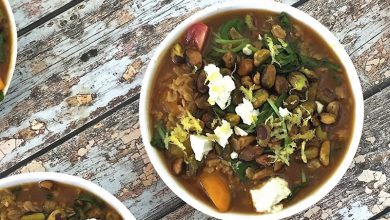 Gruau salé pistaches, chou kale, tomates raisins feta