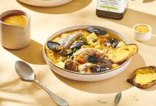 Bouillabaisse safranée, tuiles de pain grillées à la rouille