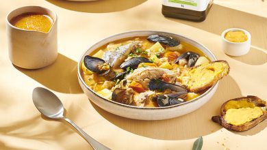 Bouillabaisse safranée, tuiles de pain grillées à la rouille