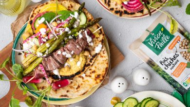 Pita de Pâques à l’agneau, houmous, asperges rôties, crudités pois chiches