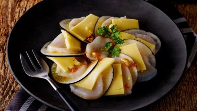 Carpaccio de Saint-Jacques radis noir, Raclette de Savoie, vinaigrette noisette orange