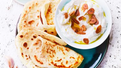 Dip de yaourt à l’ail pains moelleux