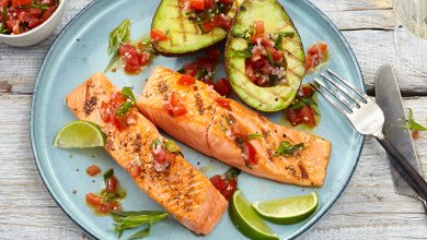Filets de saumon grillés, avocat salsa de tomate épicée