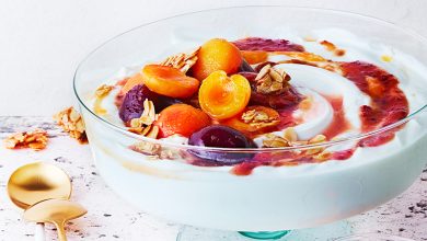 Fruits d’été rôtis yaourt aux amandes caramélisées