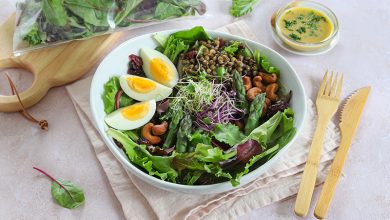 Salade composée jeunes pousses, lentilles vertes, asperges œufs durs
