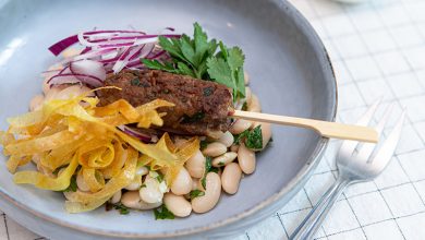 Salade de haricots Tarbais herbes oignon rouge, Kefta de bœuf, croquant de feuilles de brick