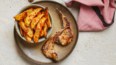 Côtelettes d’agneau moutarde et miel, frites maison paprika