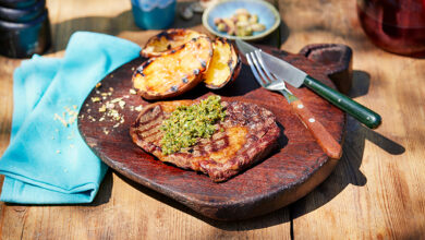 Faux-filets à la patate douce, sauce aigre, basilic pistache