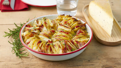 Millefeuille de pommes de terre, fromage à raclette à la truffe d’été lard fumé thym et romarin