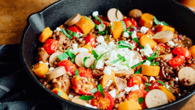 Poêlée de lentilles, saucisses, patate douce, tomates, basilic feta